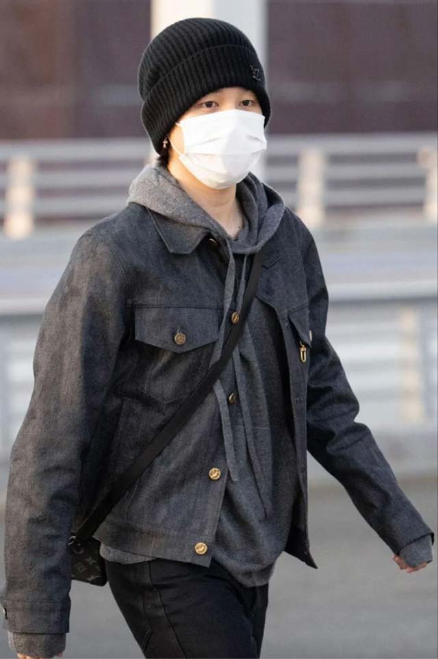 BTS' Jimin struts down the airport in style; Did you know the Rs 1.64 lakh  jacket isn't the costliest part of his attire?, Korean News