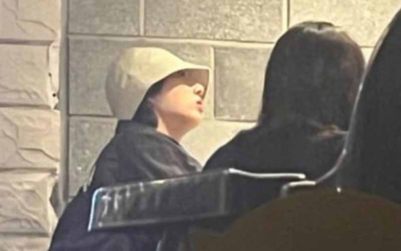 Fans have debunked the rumor that Jungkook was spotted on a date with his girlfriend in Jeju Island