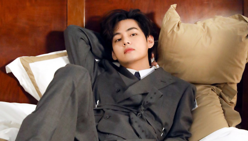 BTS's V (Kim Taehyung) surpasses 3 BILLION streams on Spotify across all credits as a soloist