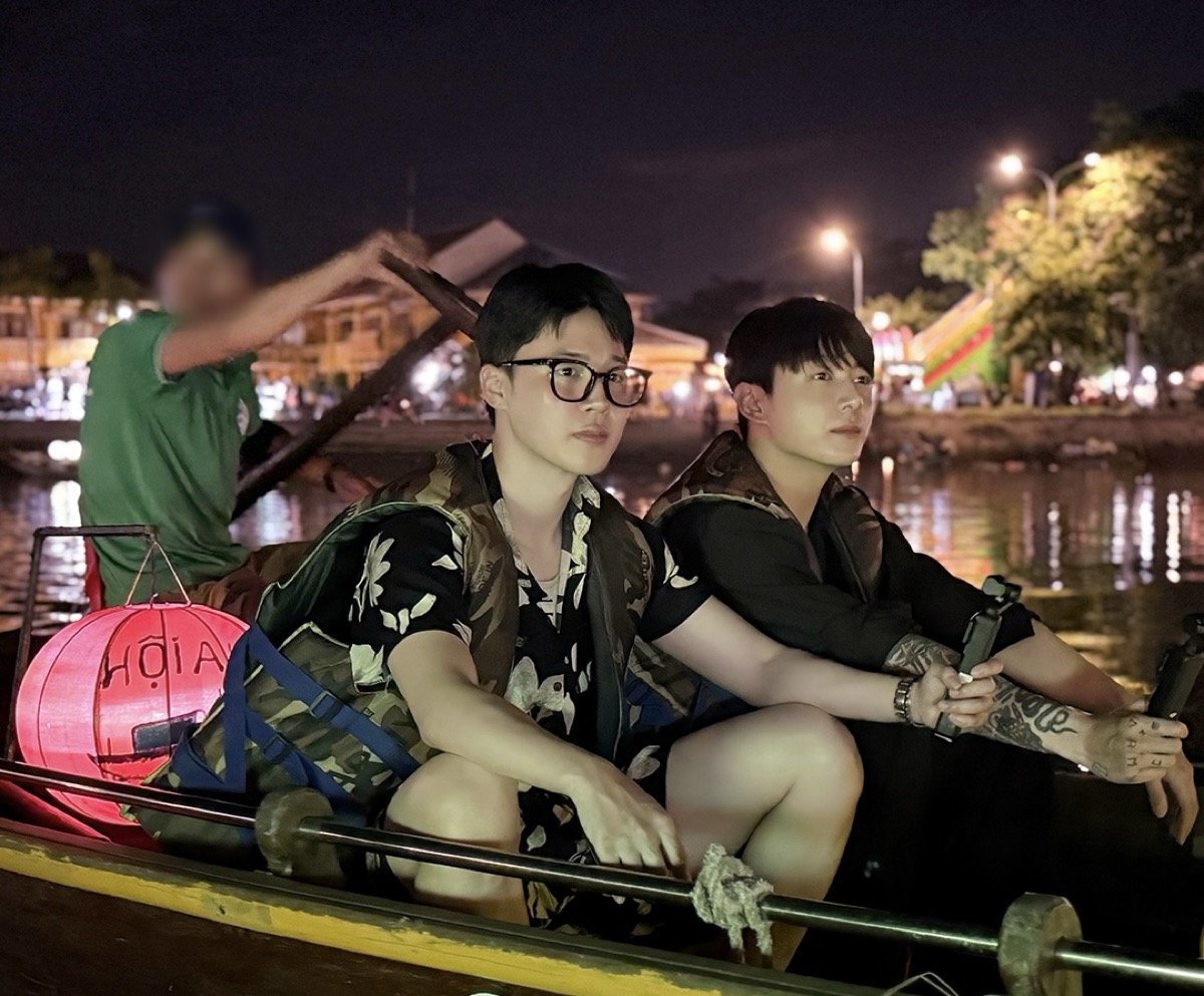 BTS’s V Discovered The Ultimate Pose After Taking 2,000 Photos In One Go