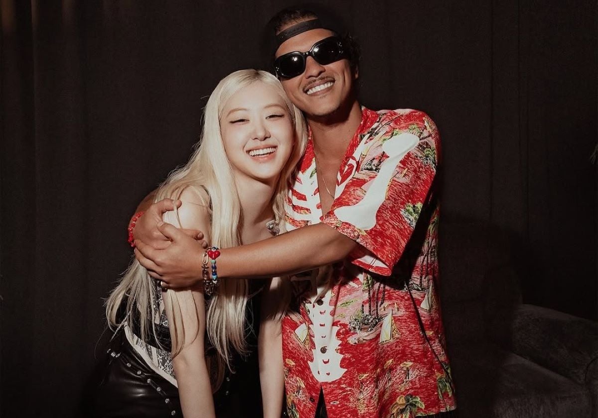 The story behind the “storm” photo of V BTS and Psy