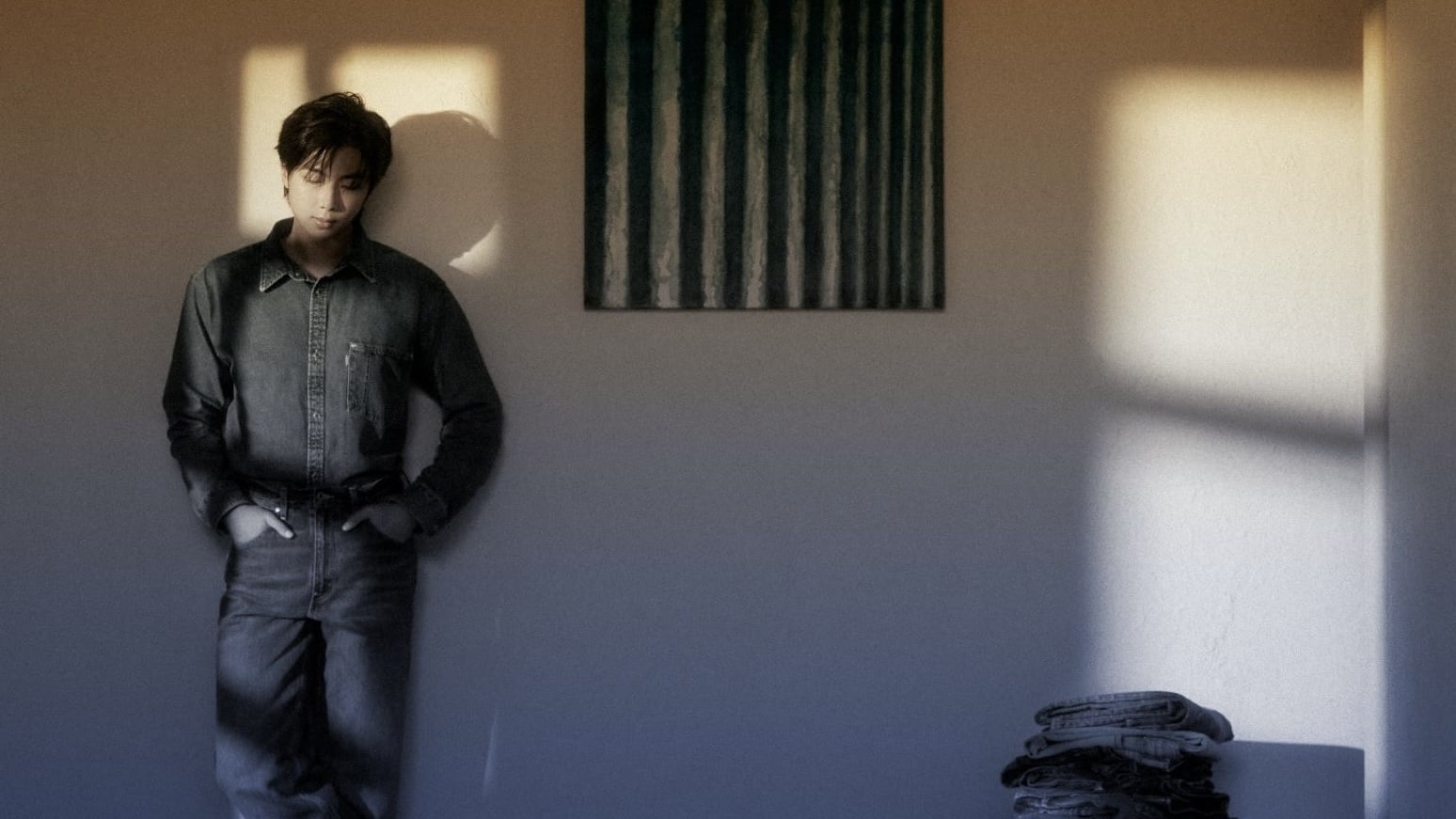 Netizens suspect that a photo of BTS’s V snuggling with a cat was taken on BLACKPINK Jennie’s bed