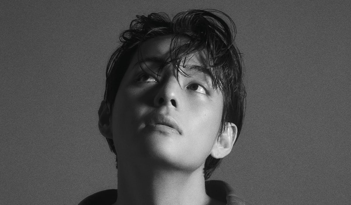 Netizens suspect that a photo of BTS’s V snuggling with a cat was taken on BLACKPINK Jennie’s bed