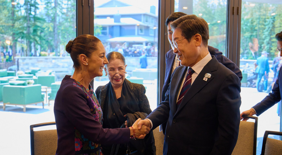 Netizens suspect that a photo of BTS’s V snuggling with a cat was taken on BLACKPINK Jennie’s bed